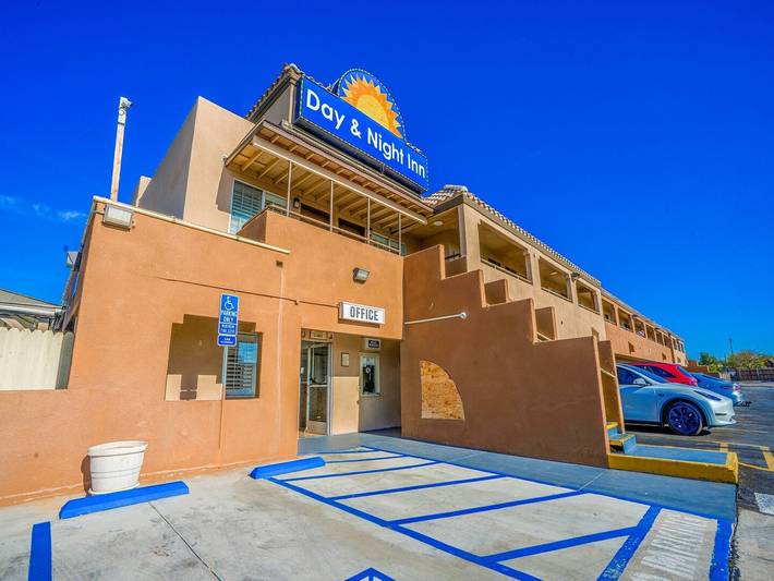 Ganze Wohnung, Queensize-Bett | Nichtraucher in San Bernardino County