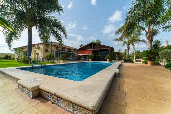 Chalet para 10 personas, con terraza además de piscina y jardín en Chiclana de la Frontera