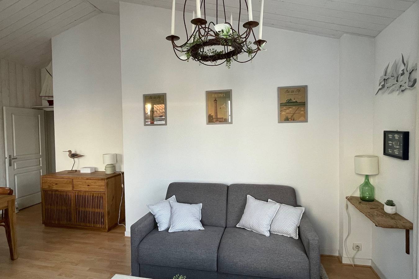 Entire apartment, Very bright nest with terrace in the village in La Flotte, La Rochelle region