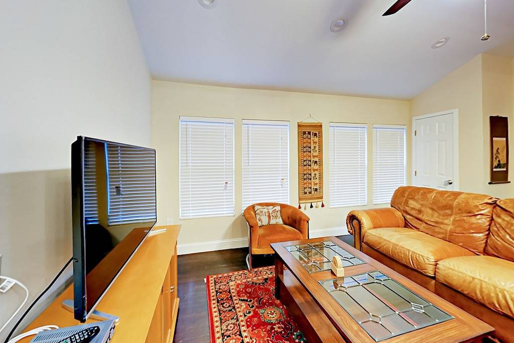 Spacious, well-appointed home with dog-friendly fenced yard - 1 mile to downtown in Austin, Travis County