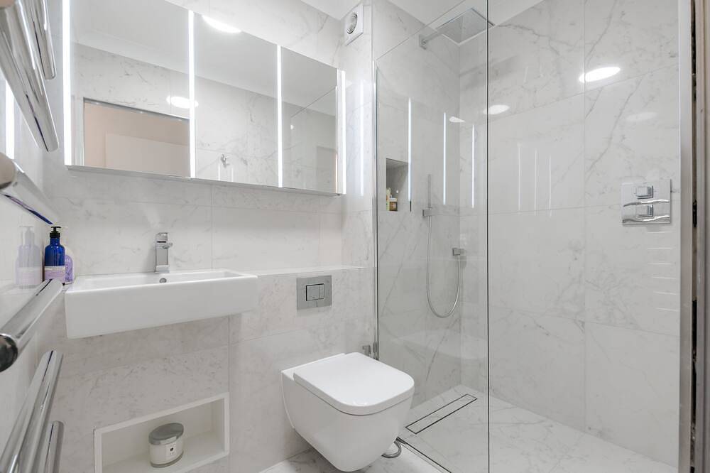 Entire apartment, Renovated Flat - Air conditioning/ Super King bed in Kensington and Chelsea, London