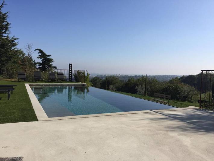 Location de vacances pour 11 personnes, avec terrasse et jardin ainsi que piscine et vue, adapté aux familles à Chaponost - 4