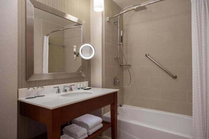 Hôtel pour 3 personnes, avec jacuzzi ainsi que terrasse et piscine, animaux acceptés à Lombard - 4