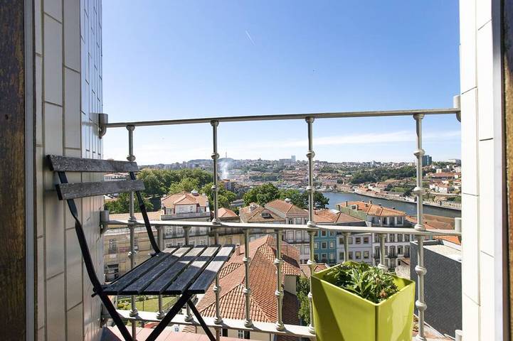 Vacation rental for 12 people, with yard and balcony in Porto