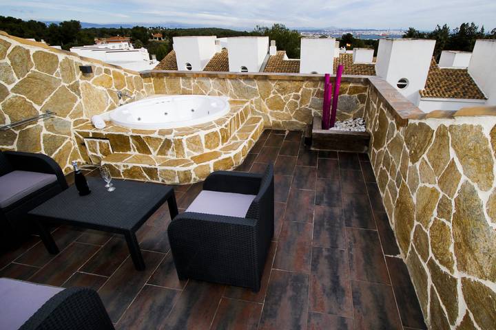 Casa para 8 personas, con jardín además de terraza y jacuzzi, Se admiten mascotas en Salou