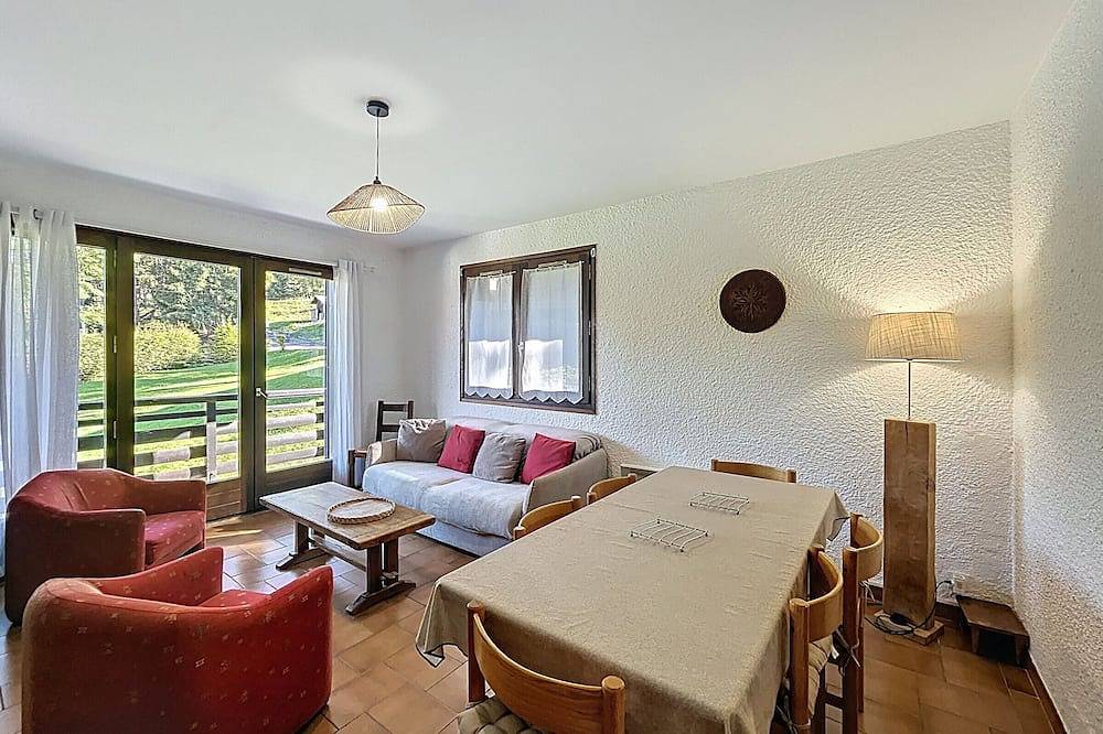 Entire apartment, Cozy 3-room apartment with fireplace and covered parking at the foot of the slopes in Combloux in Combloux, Pays du Mont-Blanc