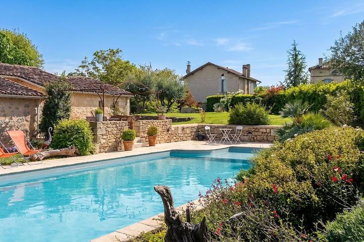 Gîte pour 4 personnes, avec terrasse ainsi que jardin et piscine à Castéra-Lectourois