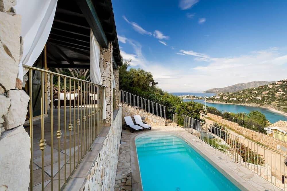 Encantadora vista al mar y piscina privada a 100 metros de la playa wifi gratis in Torre delle Stelle, Provincia de Cagliari