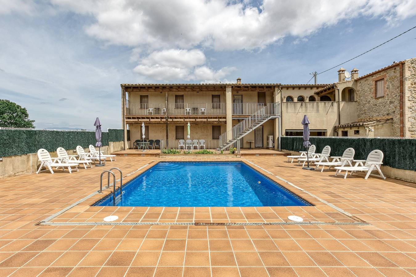 Apartamento entero, Apartamento 'Cal Ferrer 2 - Quadres' con piscina compartida, Wi-Fi y aire acondicionado. in Torroella de Fluvià, Alt Empordà