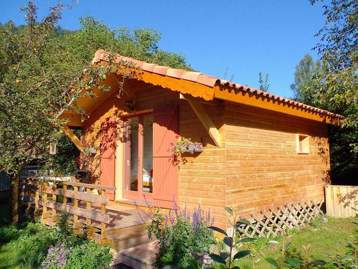 Chalet pour 3 personnes, avec piscine ainsi que terrasse et jardin