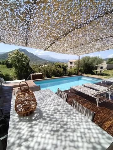 Cottage pour 10 personnes, avec piscine ainsi que vue et jardin dans Plage de Lozari