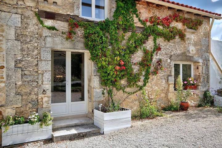 Location de vacances pour 6 personnes, avec Terrasse et Jardin ainsi que Piscine et Vue à Lempzours