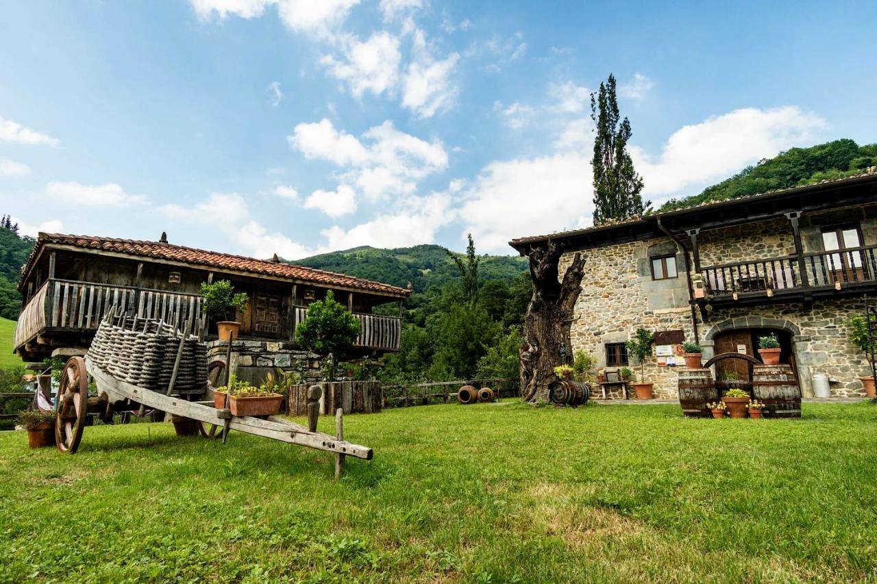 Casona de El Castañíu in Aller, Cordillera Cantábrica