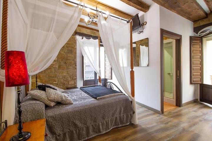 Casa de huéspuedes para 2 personas, con Balcón y Terraza además de Jardín y Piscina en Navarra