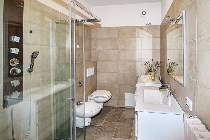 Appartamento intero, Casa Ariel, in piazza a Colico, Lago di Como, Como Lake in Colico, Alpi Orobie Occidentali