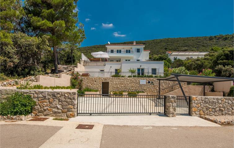 Gemütliche 250 m² große Ferienwohnung mit Pool, Terrasse und 1,5 km Entfernung zum Strand von Tiha in Martinscica, Cres
