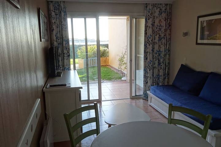 Appartement entier, Très beau T2 en rez-de jardin arboré avec piscine, vue mer, commerces et plage in La Coudoulière, Six-Fours-les-Plages