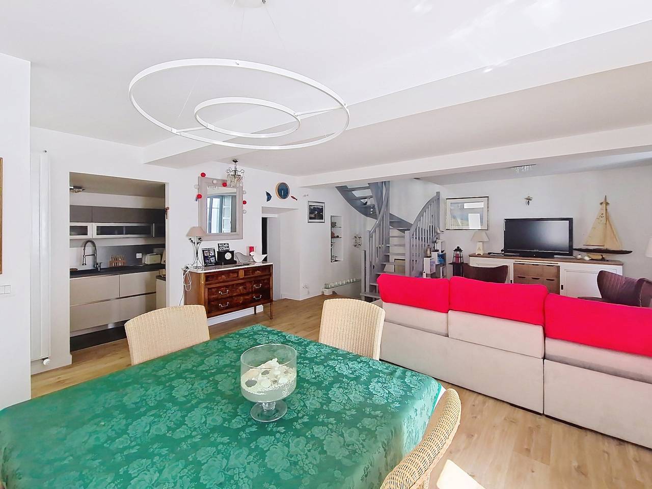 Renoviertes Haus, 50m vom Strand, 3 Sz, 3 Bäder, zentrale Lage, nah Einkaufsmöglichkeiten, Parkmöglichkeit in Les Sables-d'Olonne, Vendée