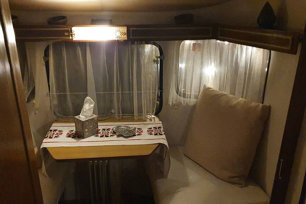 Vintage caravan, private garden, barbecue, jaccuzi, ideal for couple in Saint-Pathus, Sena y Marne