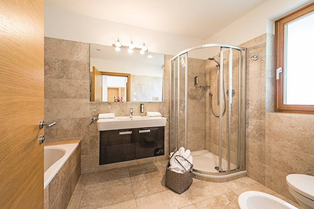 Ganze Wohnung, Panorama Apartment in Schenna mit Pool, Bergblick - ideal zum Wandern bei Meran in Schenna, Sarntaler Alpen