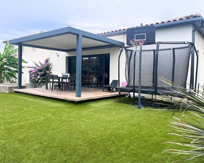 Location de vacances pour 5 personnes, avec jardin et piscine ainsi que terrasse et vue à Beaulieu (Hérault)