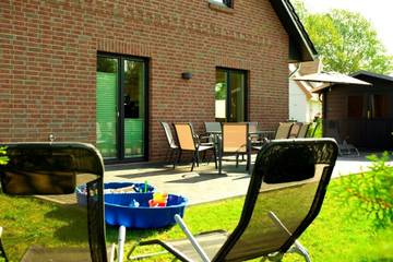 Ferienhaus für 15 Personen, mit Seeblick und Sauna sowie Ausblick und Garten, kinderfreundlich in Boiensdorf