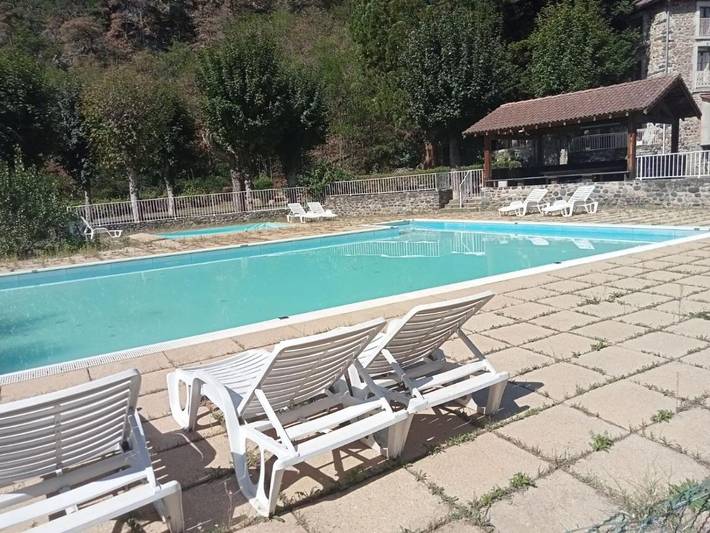Location de vacances pour 3 personnes, avec piscine ainsi que vue et jardin à Saint-Germain-Laprade - 2
