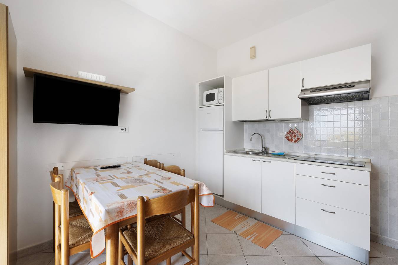 Appartamento intero, Appartamento per vacanze "Numero 14" con vista mare, balcone e Wi-Fi in Pietra Ligure, Comune di Pietra Ligure