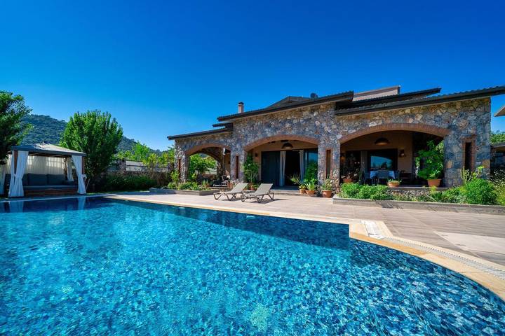 Holiday rental for 6 people, with terrace and garden as well as hot tub in Fethiye