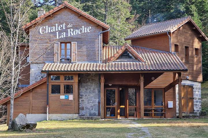 Gîte pour 15 personnes, avec Terrasse et Jardin à Vertolaye