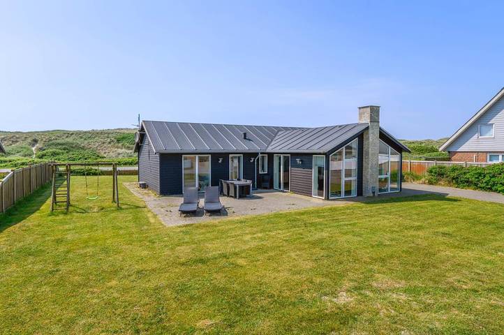 Ferienhaus für 8 Personen, mit Balkon/Terrasse und Whirlpool sowie Sauna und Ausblick in Thorsminde