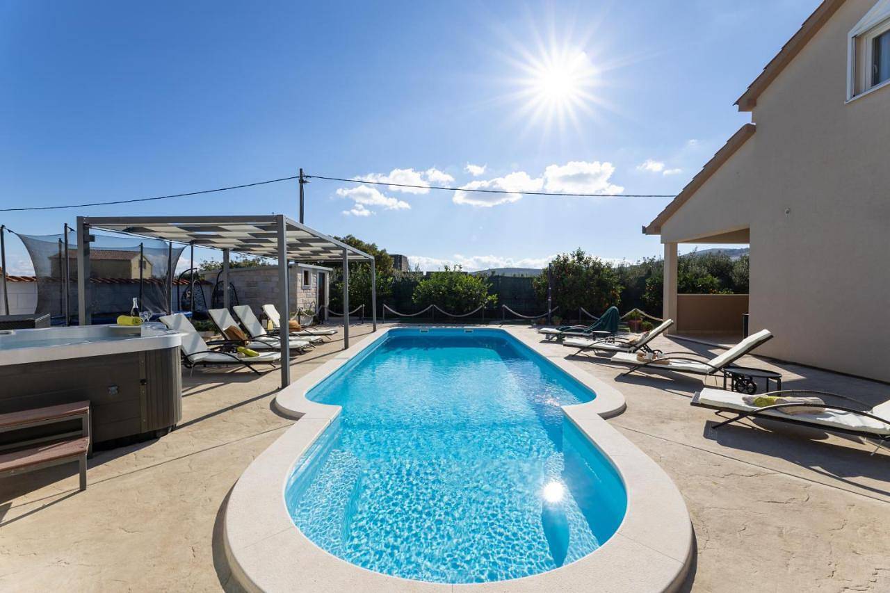 Beautiful Holiday Home "Villa Luka" in Plano (Kroatische Adria), Kaštela