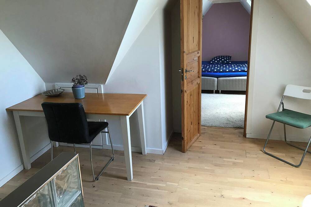Ganze Wohnung, Lovely apartment on 2 levels of 125 sqm. in a nature area. Walking distance to S-trains and buses in Gentofte, Gentofte und Umgebung