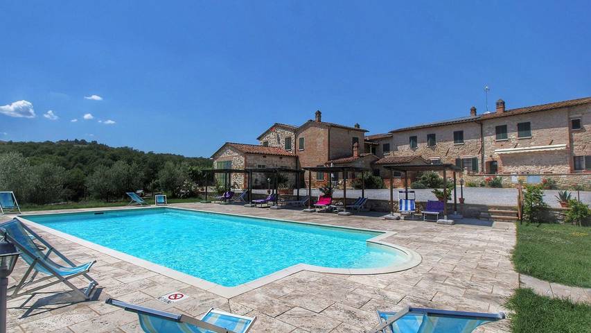 Agriturismo per 7 persone, con piscina e terrazza in Asciano
