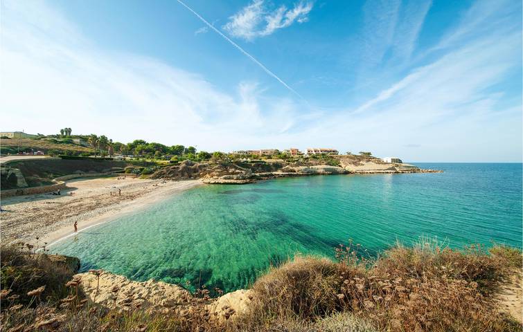 Appartamento intero, Appartamento con vista sull'acqua e terrazza a 300 m dalla spiaggia di Scogliolungo in Scogliolungo, Porto Torres