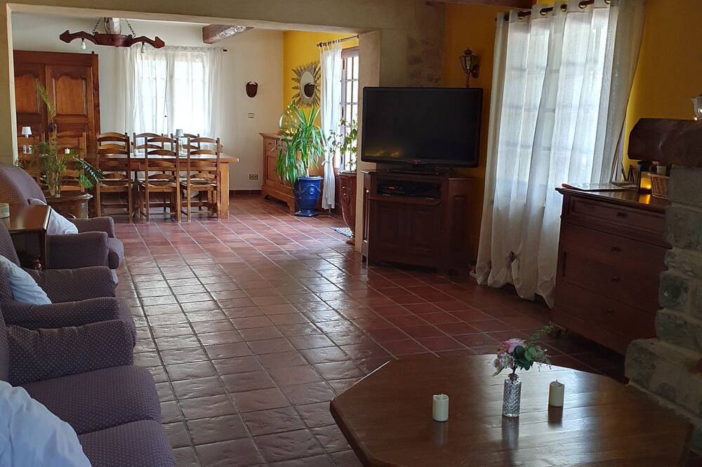 Batisse de caractère avec d'excellents espaces intérieur et extérieur in Aigremont, Région d'Alès