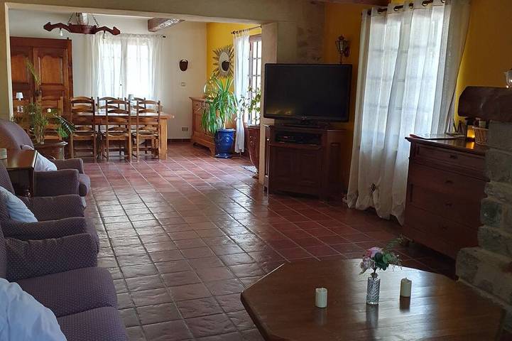 Gîte pour 10 personnes, avec piscine ainsi que jardin et terrasse à Aigremont - 2