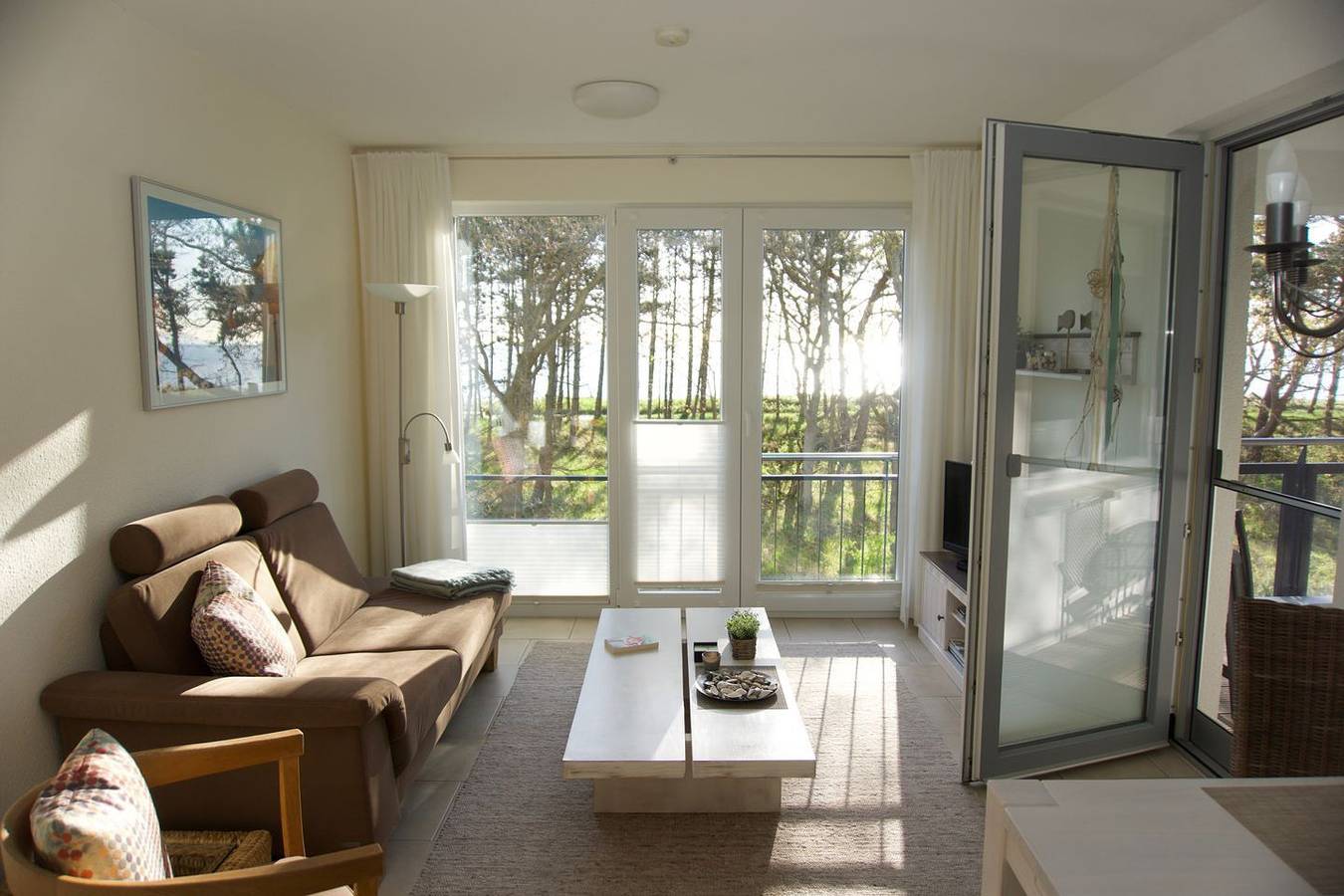 Appartement entier, Großzügige Ferienwohnung mit überdachtem Balkon und Meerblick, direkt am Strand in Breege, Région de Rügen