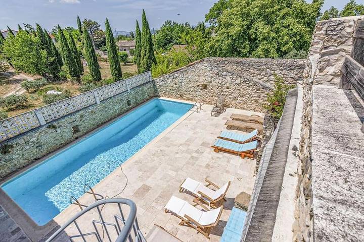 Location de vacances pour 30 personnes, avec sauna ainsi que jardin et piscine à Ners