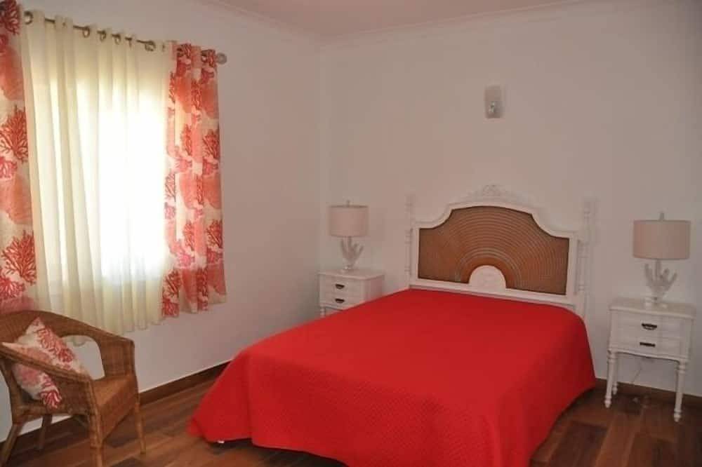 Villa 500 meters from the sea with private saltwater pool in Meia Praia in São Sebastião, Lagos