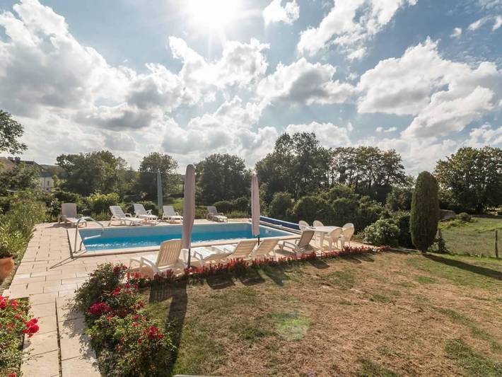 Encantador alojamiento en antiguo monasterio con piscina in Renève, Región de Dijon