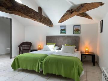 Location de vacances pour 3 personnes, avec vue ainsi que piscine et jardin à Feugarolles