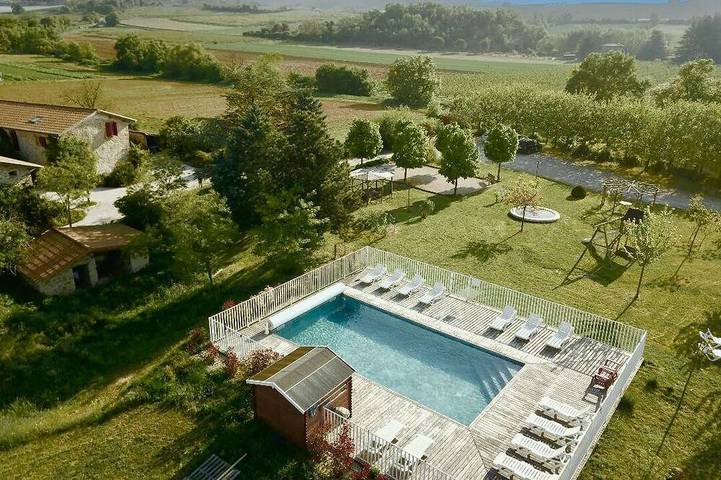 Gîte pour 5 personnes, avec Terrasse ainsi que Jardin et Piscine à Marsaz