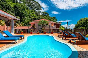 Chambre d’hôte pour 2 personnes, avec vue ainsi que jardin et piscine dans Mahé
