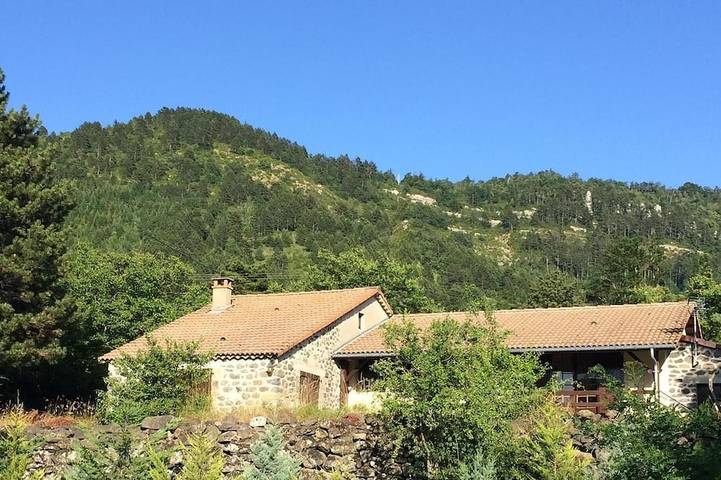 Location de vacances pour 6 personnes, avec jardin et terrasse à Saint-Étienne-de-Boulogne