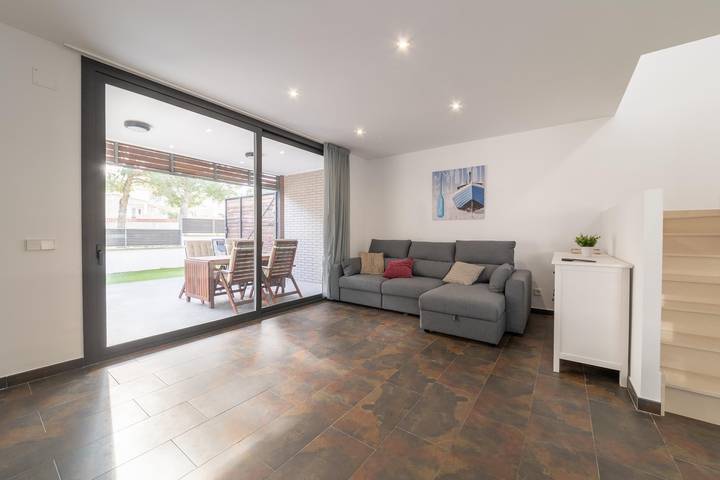 Chalet para 6 personas, con terraza además de jardín y piscina en Alt Empordà - 2