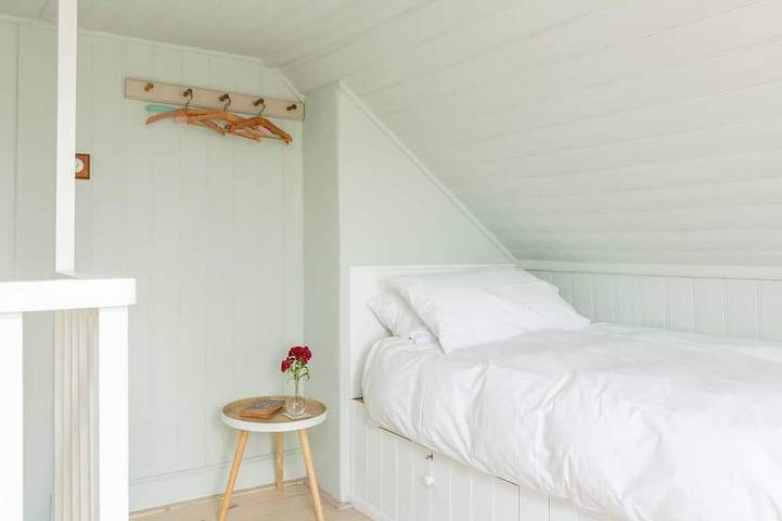 Boatswains Cottage is a charming two-bedroom cottage, close enough to the sea to hear the gulls. in Whitstable, Kent