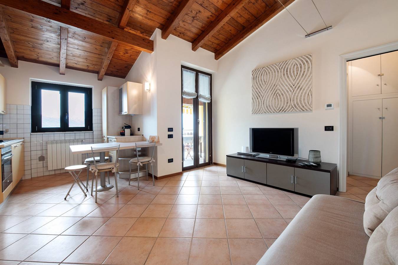 Entire apartment, Holiday apartment ‘Miralago Marone’ with lake view, private balcony and Wi-Fi in Marone, Comune di Marone