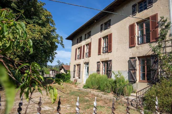 Gîte pour 14 personnes, avec terrasse et jardin dans Pajay