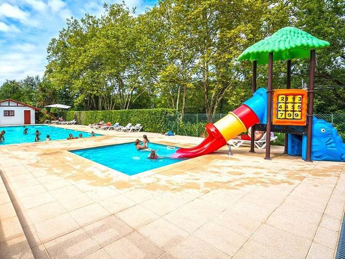 Camping para 5 personas, con Terraza además de Piscina para niños y Sauna en Urrugne